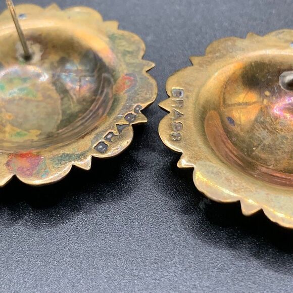 Vintage brass engraved circle pierced earrings - Picture 9 of 10